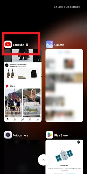 dalle app in background aperte per l'app YouTube è evidenziato il lucchetto con un riquadro 