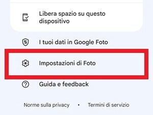 da google foto è evidenziata la voce impostazioni di foto usando un riquadro di colore rosso intorno