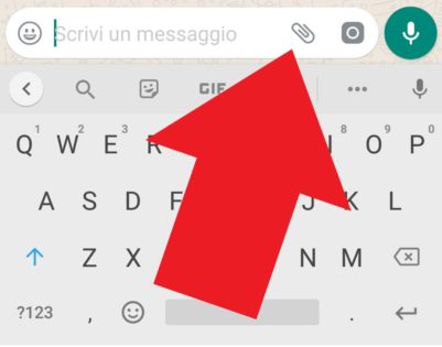 con una freccia è indicata la graffetta che sta nella barra dove si scrivono i messaggi di whatsapp