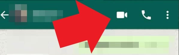 in evidenza con una freccia è stata messa l'icona per le videochiamate di whatsapp