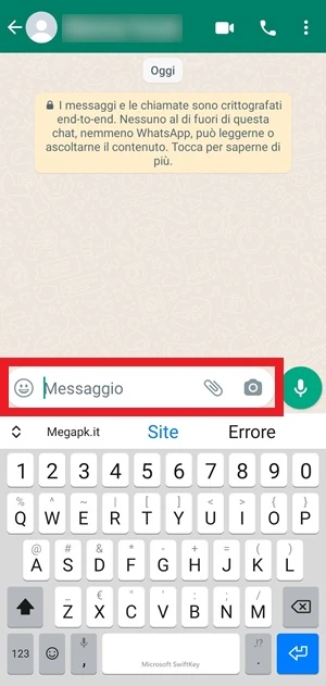 è aperta una chat di whatsapp e la barra dove si scrivono i messaggi ha una cornice rossa intorno