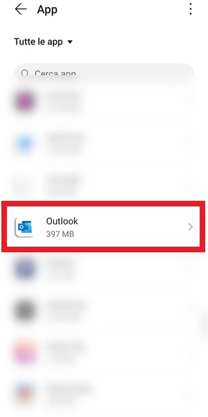 dalla sezione con la lista delle app installate nella memoria dello smartphone, l'icona e il nome dell'app Outlook sono messe in evidenza con un riquadro rosso