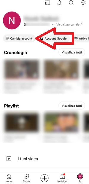 dalla pagine di profilo di youtube, è indicata con una freccia la voce cambia account