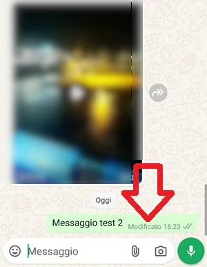 messaggio whatsapp con etichetta modificato indicata con una freccia