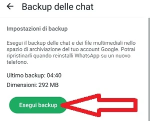 dalla schermata backup delle chat è indicato con una freccia il pulsante esegui backup di colore verde