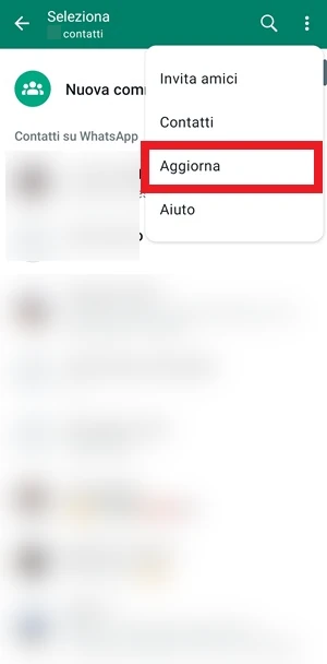 dalla lista dei contatti di whatsapp è evidenziata in rosso la voce aggiorna