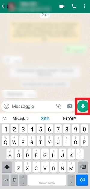 in una chat di whatsapp l'icona del microfono che si trova alla destra della batta dei messaggi è evidenziato con un riquadro rosso 