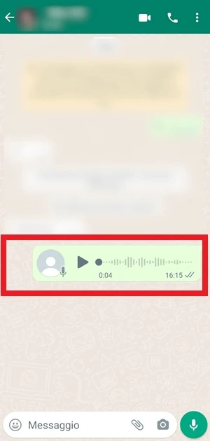 da whatsapp è evidenziato un messaggio vocale con un riquadro rosso